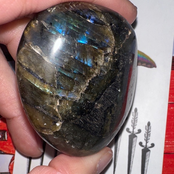 Pilished Labradorite Palm stone A grade - Picture 6 of 15